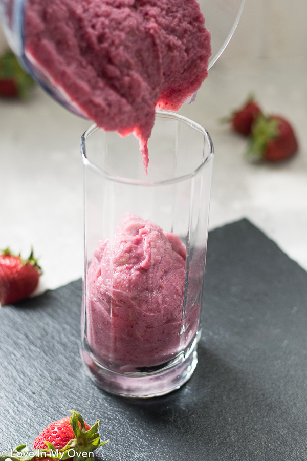 https://loveinmyoven.com/wp-content/uploads/2020/06/3-Ingredient-Strawberry-Smoothie-5.jpg