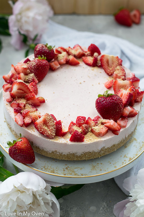 strawberry cheesecake ice cream cake