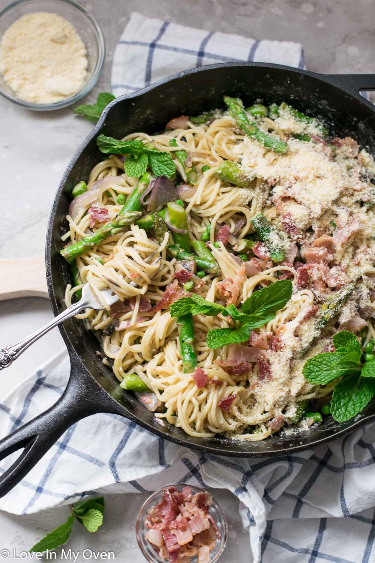 spaghetti carbonara with peas and asparagus