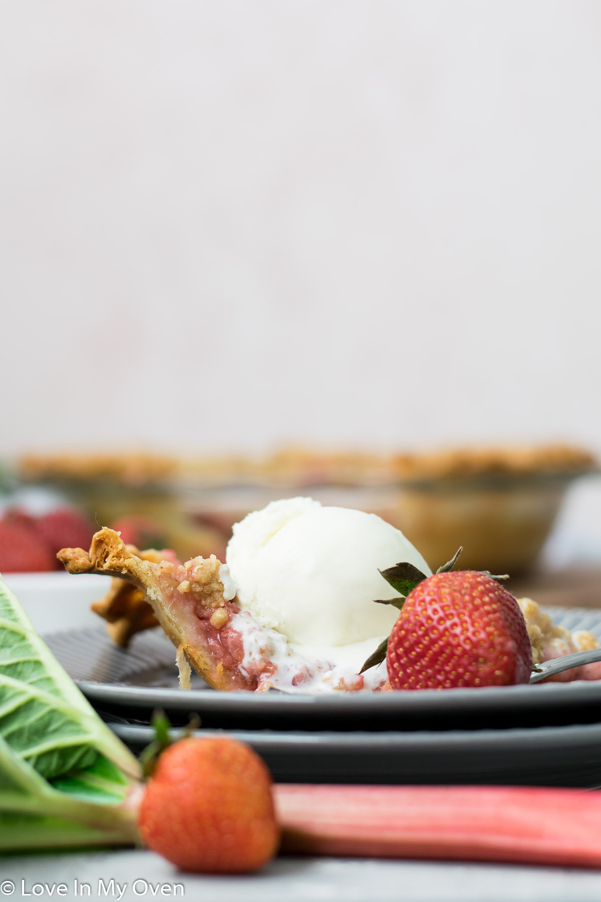 strawberry rhubarb crumble pie