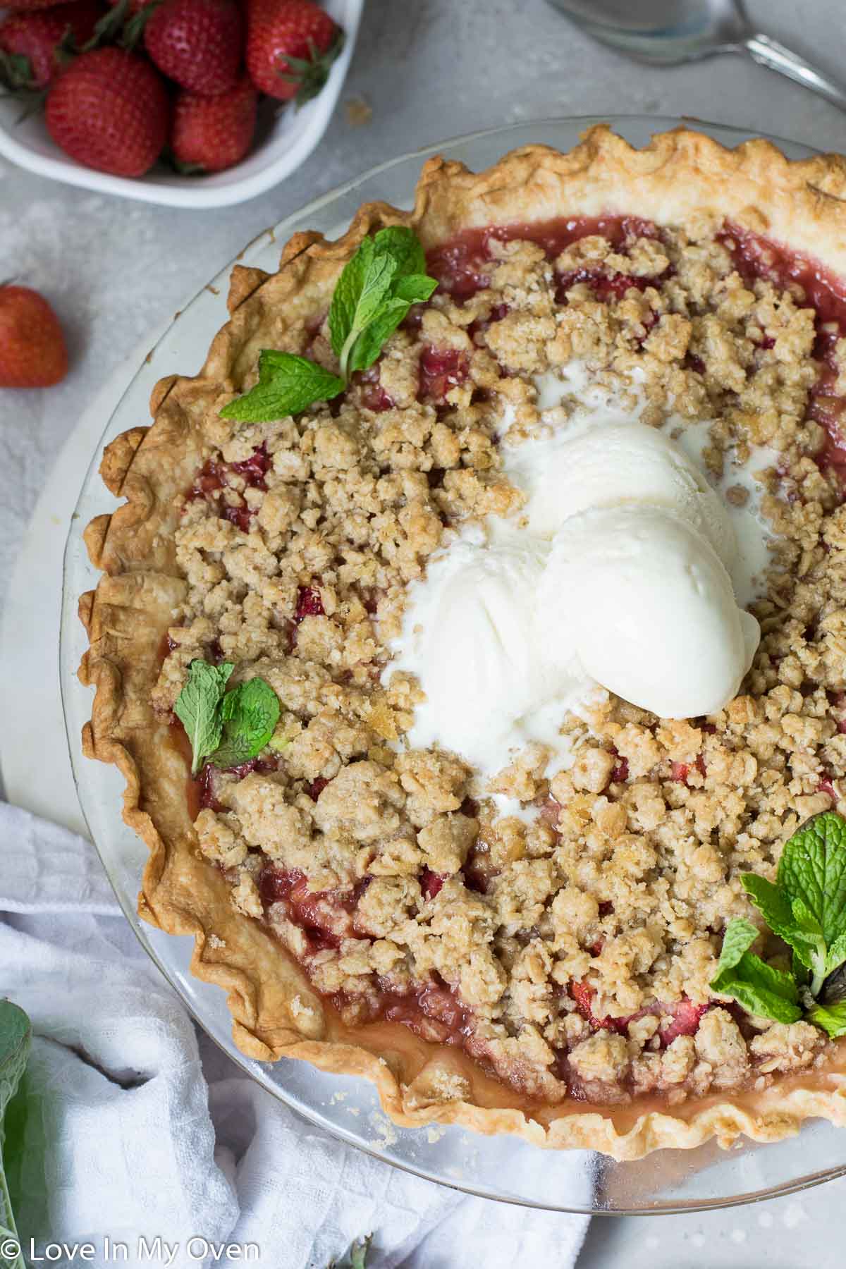 strawberry rhubarb crumble pie